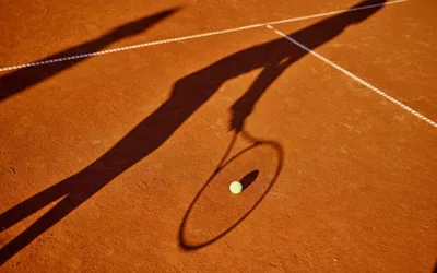 Y a-t-il une saison idéale pour faire baisser le prix de la construction d’un terrain de tennis terre battue ?