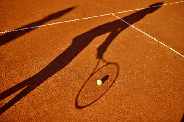 Y a-t-il une saison idéale pour faire baisser le prix de la construction d’un terrain de tennis terre battue ?
