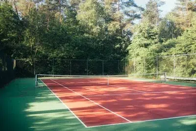 Pourquoi envisager une renovation court tennis Paris plutôt que de construire un nouveau terrain ?