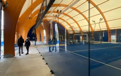 Est-il préférable de confier une construction terrain de padel Evry à un prestataire national ou local ?