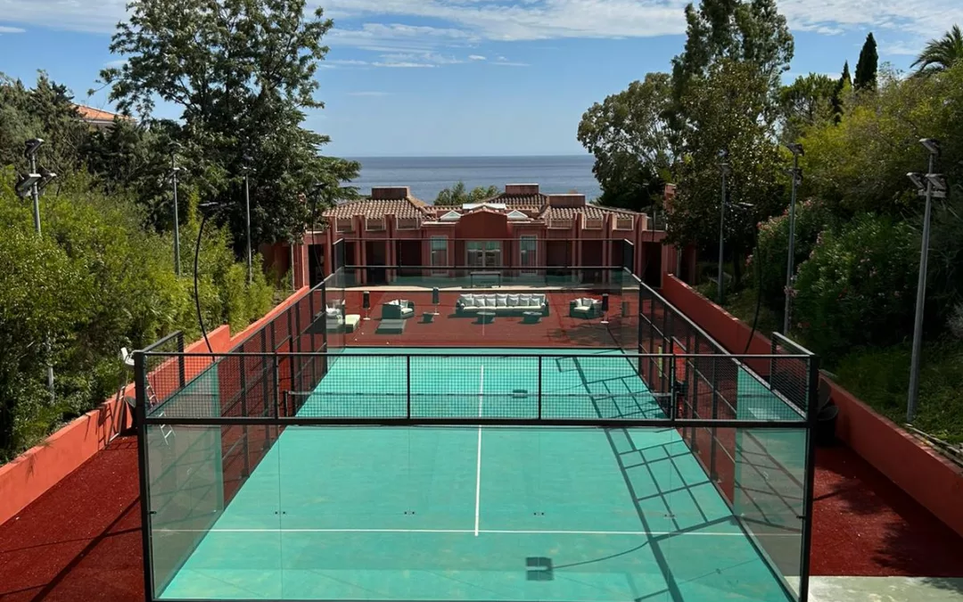 Quels sont les délais moyens annoncés par un constructeur terrain de padel en France pour finaliser un chantier ?