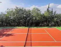 Quels outils professionnels utilise Service Tennis pour rénover les terrains ?