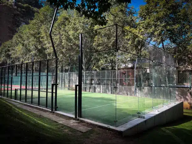 construction d’un terrain de padel dans un hôtel