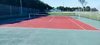 Comment réussir une construction court de tennis en béton poreux à Caen avec un haut niveau d’exigence technique ?
