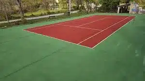 Existe-t-il des contraintes géotechniques pour une construction court de tennis en béton poreux Le Mans ?