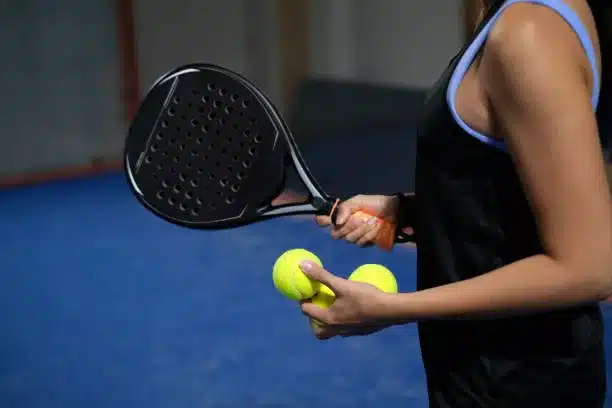 Une rénovation court de tennis à Lyon est-elle soumise à des normes environnementales spécifiques ?