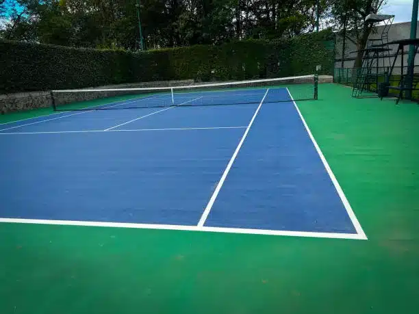 Quels types de clôtures sont compatibles avec une construction terrain de padel à Bordeaux ?