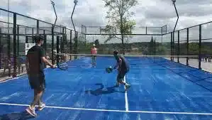 Combien de temps dure une construction court de tennis à Aix-en-Provence du début à la fin ?