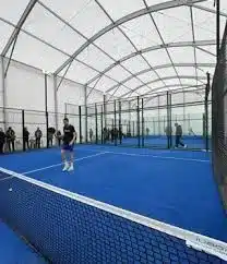 Quels signes indiquent qu’une construction court de tennis aix en provence nécessite un entretien urgent ?