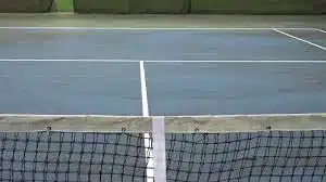 Une construction court de tennis Aix en Provence doit-elle tenir compte du mistral ?