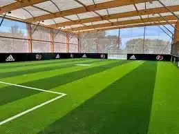 Construction d’un terrain multisport à Toulon : concevoir une installation complète, fiable et adaptée à tous les publics