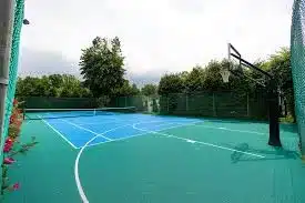 Quels matériaux privilégier pour une construction court de tennis aix en provence résistante au climat local ?