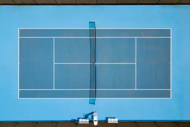 Construction d’un court de tennis en béton poreux à Chambéry : comment assurer une qualité de jeu constante toute l’année ?