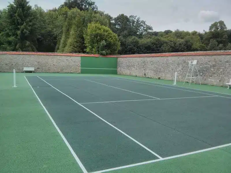 Comment planifier une construction court de tennis en béton poreux à Caen avec une stratégie unique et performante ?