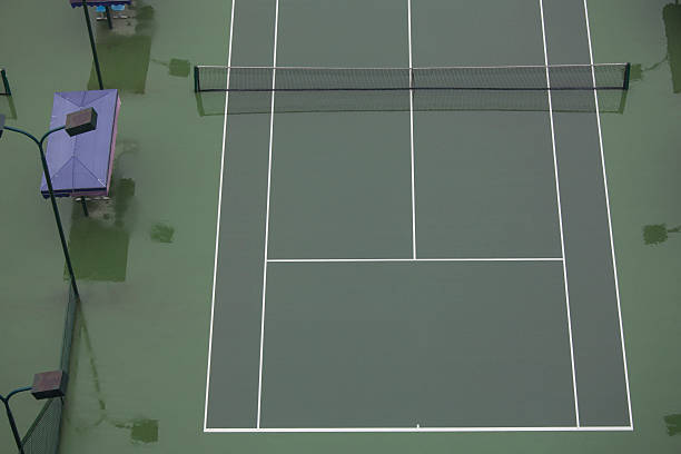 Une construction court de tennis en beton poreux Nice : quelles distances respecter avec les voisins ?