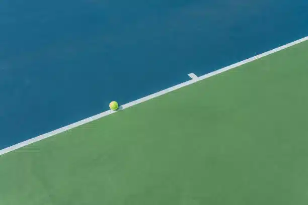 Une construction court de tennis en gazon synthetique nice garde-t-elle ses performances dans le temps ?