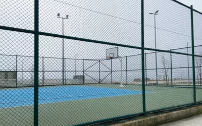 Peut-on construire un terrain padel Nîmes sur un terrain en pente ?