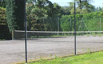 Quels équipements sont indispensables lors d’une construction terrain padel Nîmes ?