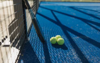 Les clôtures sont-elles incluses dans une construction court de tennis à Aix-en-Provence ?