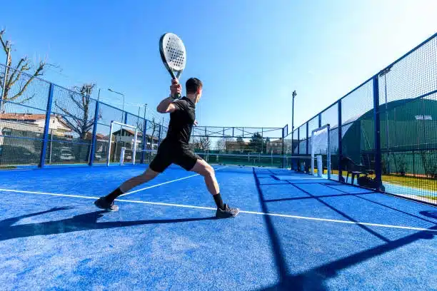Comment créer un terrain de padel à Nice capable de fidéliser durablement les joueurs locaux et touristiques ?
