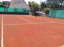Comment concevoir une construction court de tennis terre battue à Nice pour un usage intensif toute l’année ?