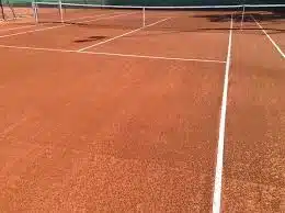 Comment réussir une construction court de tennis terre battue à Nice sur un terrain en pente ?