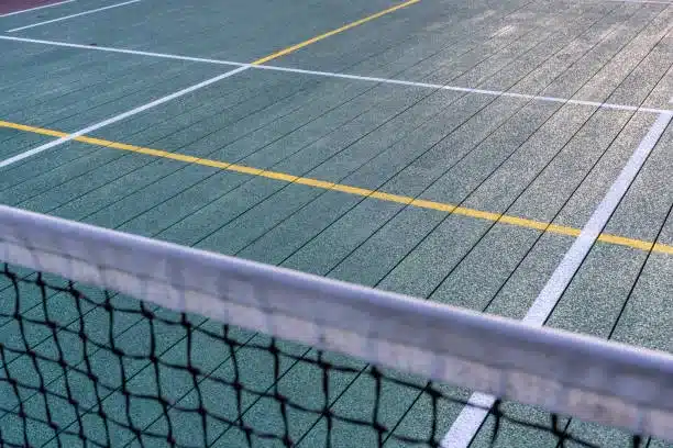 Comment transformer un court vieillissant en surface haute performance à Nice ?