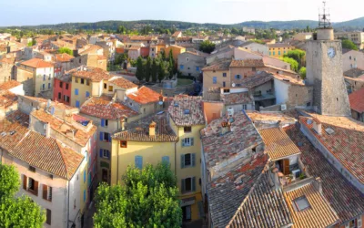 Quels équipements annexes prévoir avec un court en résine synthétique à Aix-en-Provence ?