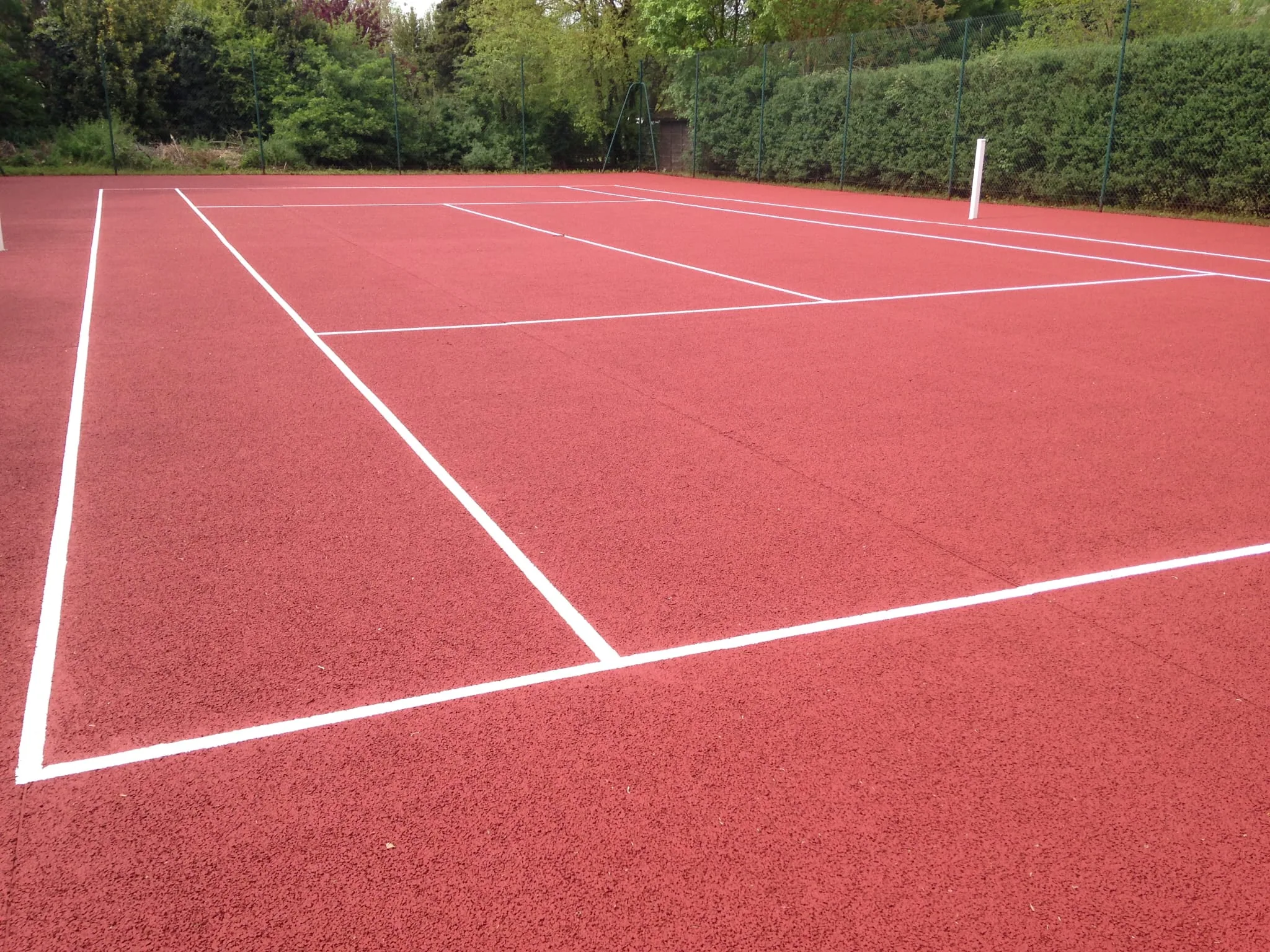 Aire de jeu rouge d'un court aux lignes blanches
