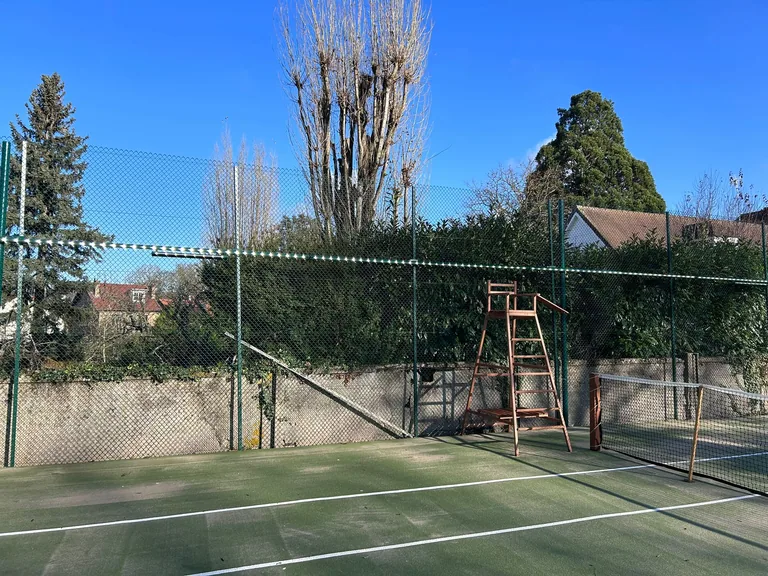 Chaise d'arbitre et clôture d'un court de tennis de jardin