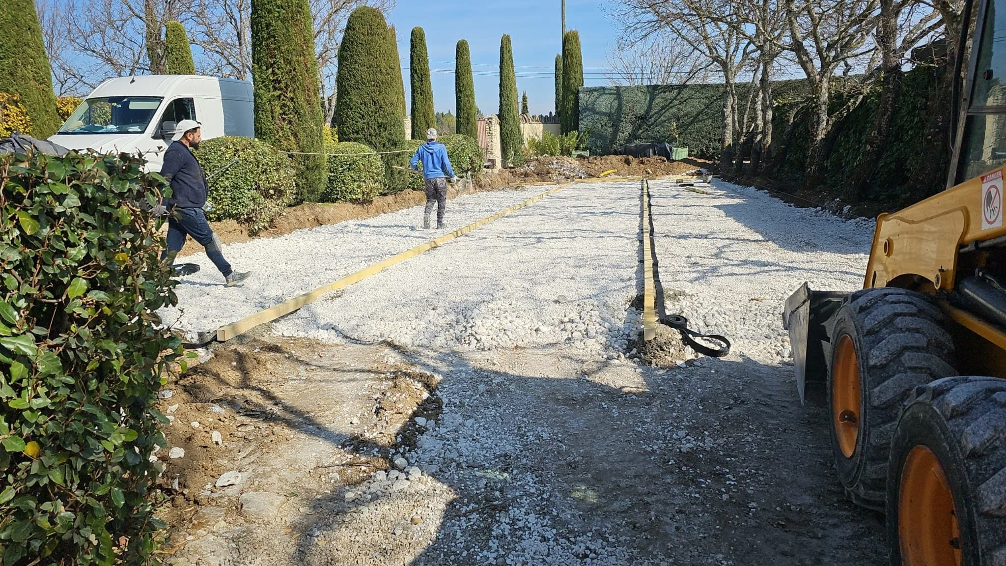 Chantier de court : reprise du support avec un engin
