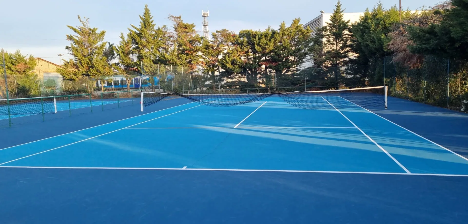 Court de tennis bleu clair et bleu foncé d'un club