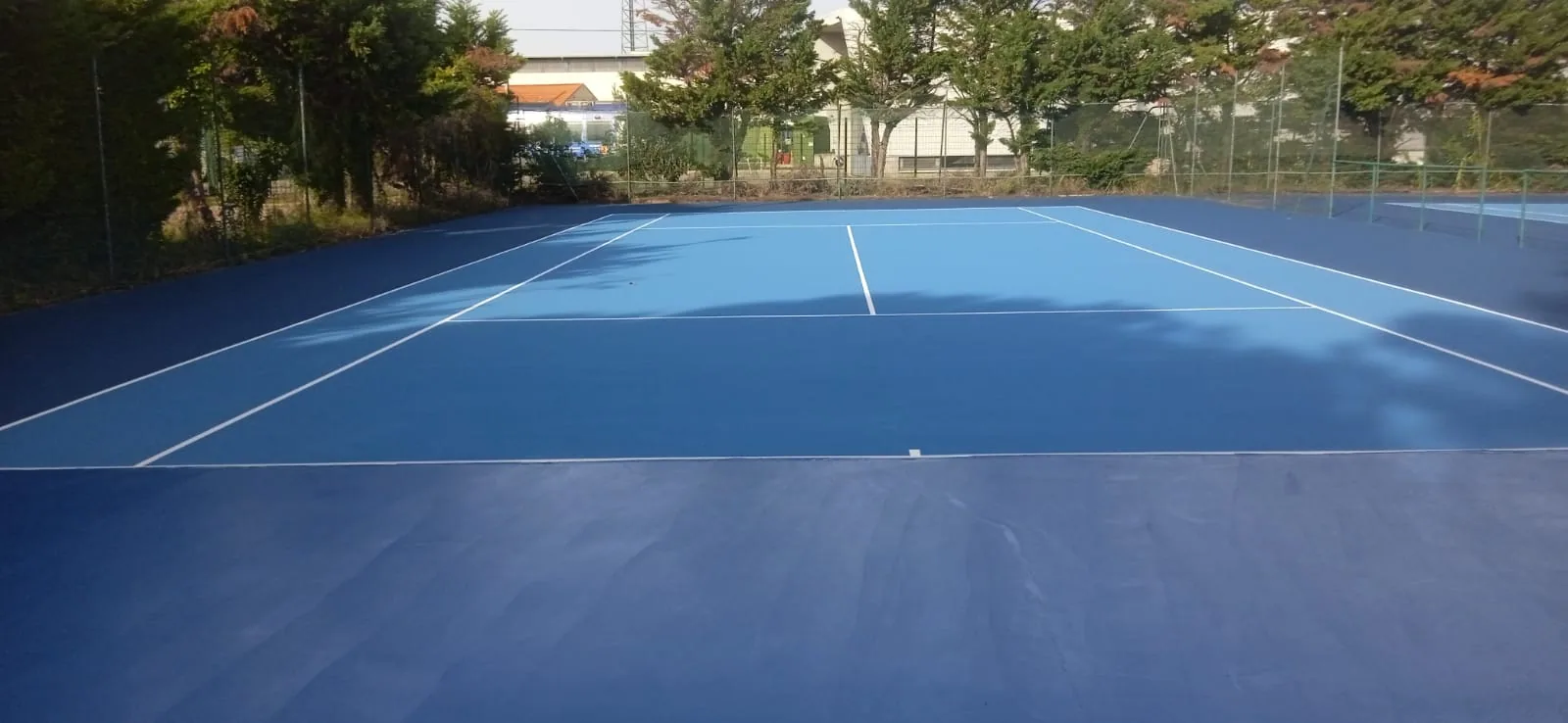 Court de tennis bleu clair et bleu foncé dans un club