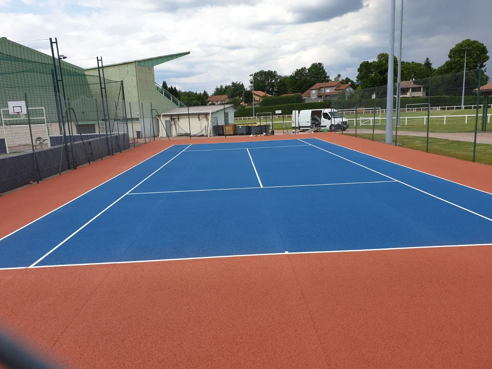 Court de tennis bleu et rouge d'un club