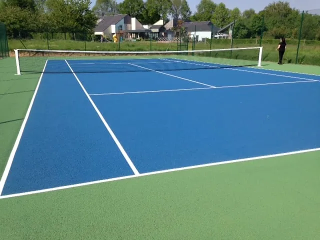 Court de tennis bleu et vert après rénovation