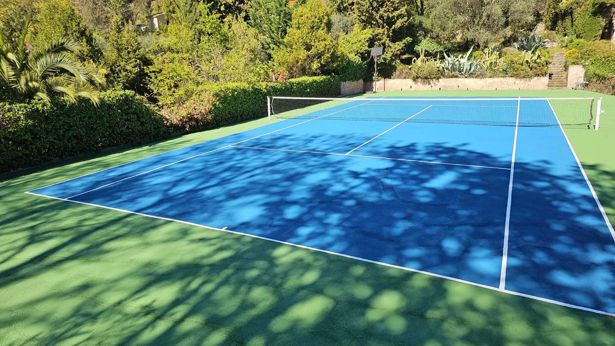Court de tennis bleu et vert après rénovation