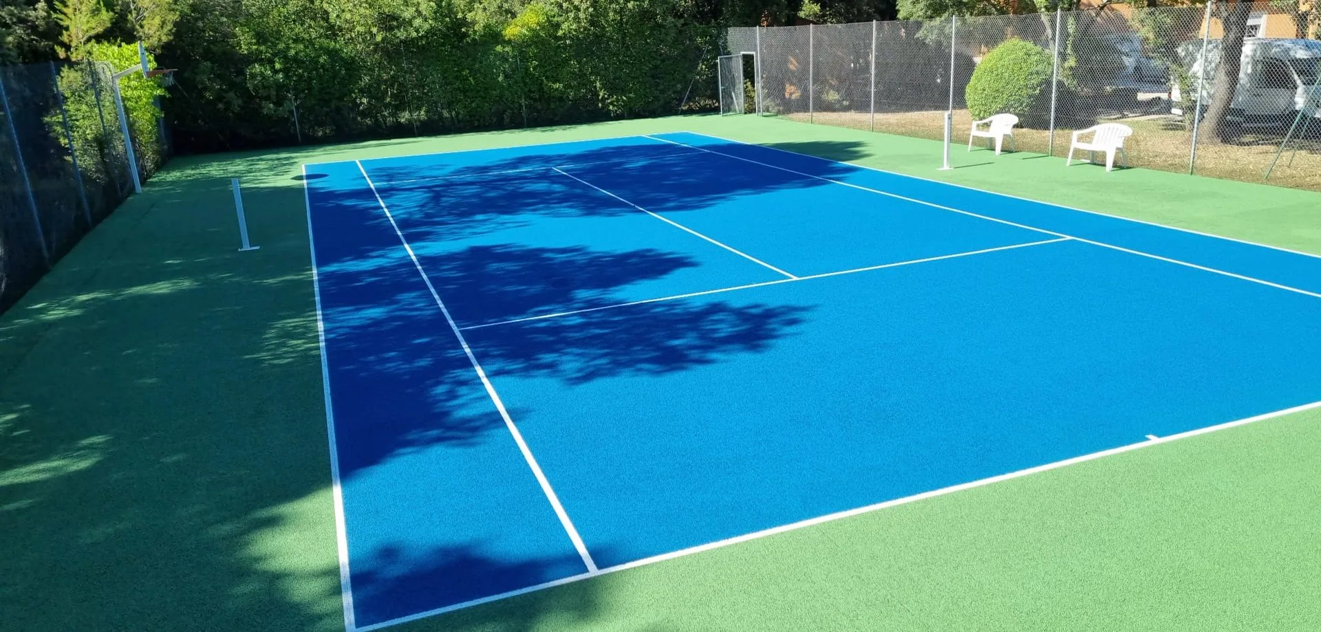 Court de tennis bleu et vert après rénovation