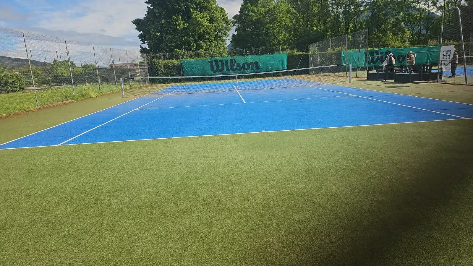 Court de tennis bleu et vert d'un club