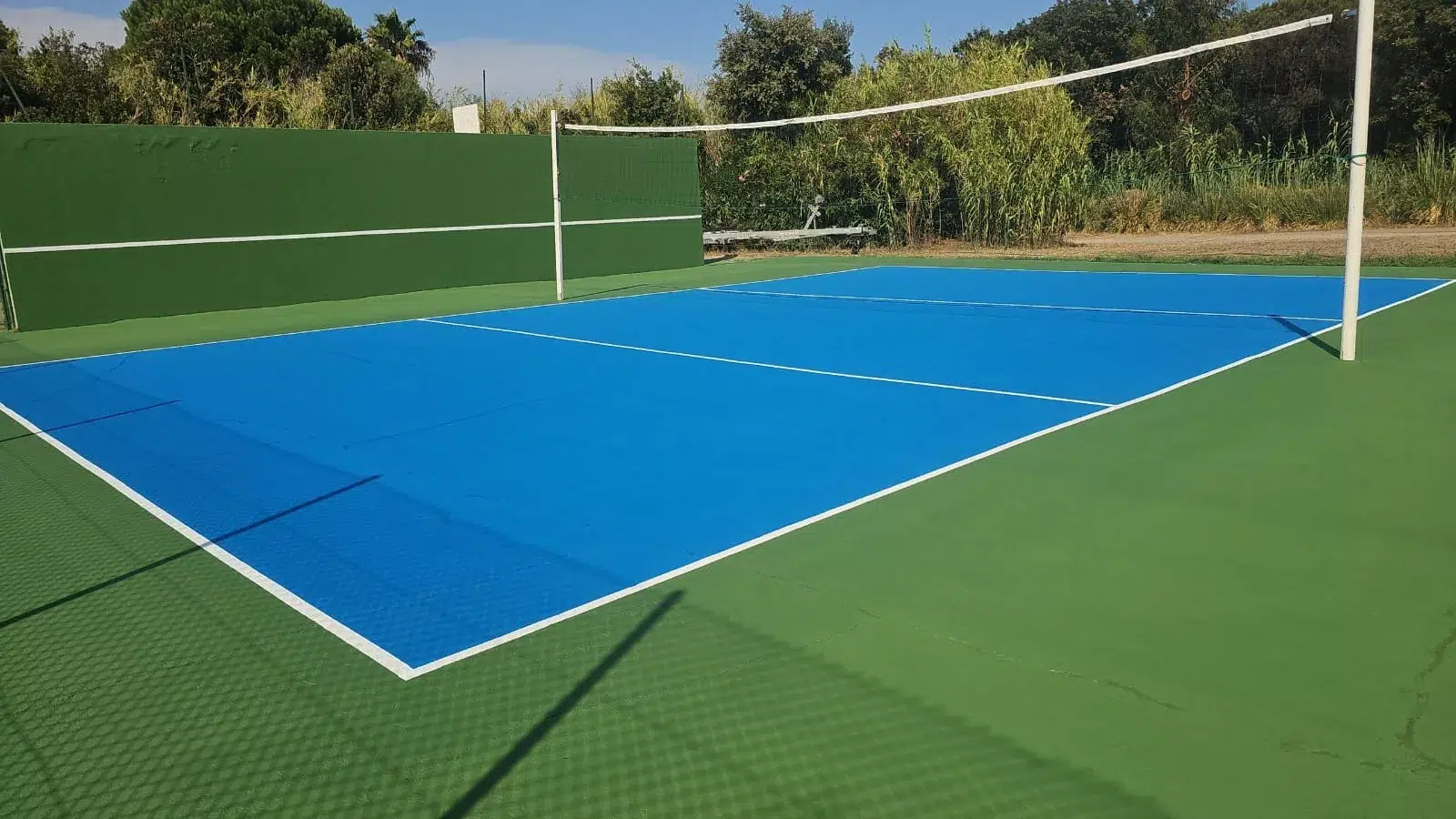 Court de tennis bleu et vert, vue depuis l'angle