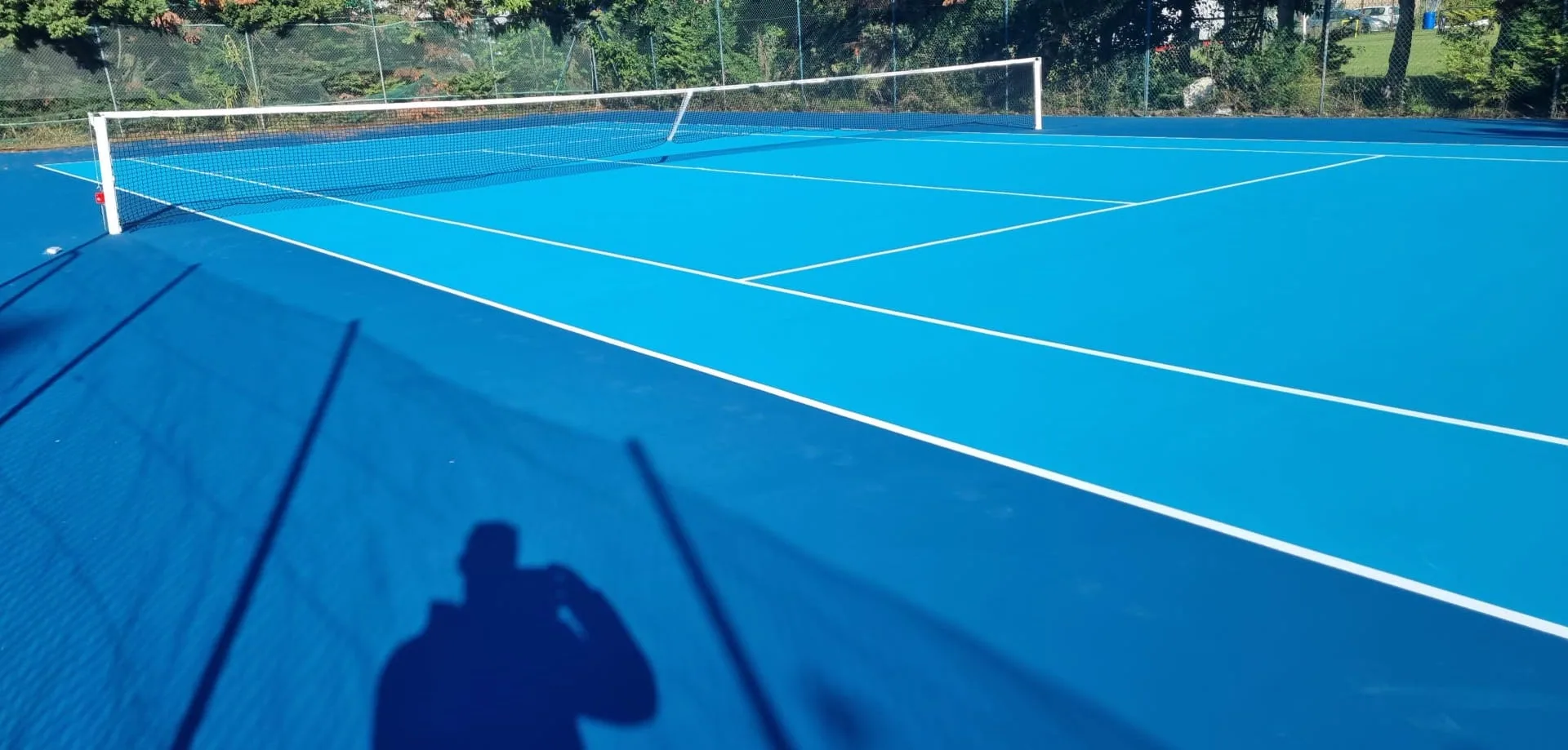 Court de tennis bleu vif après rénovation
