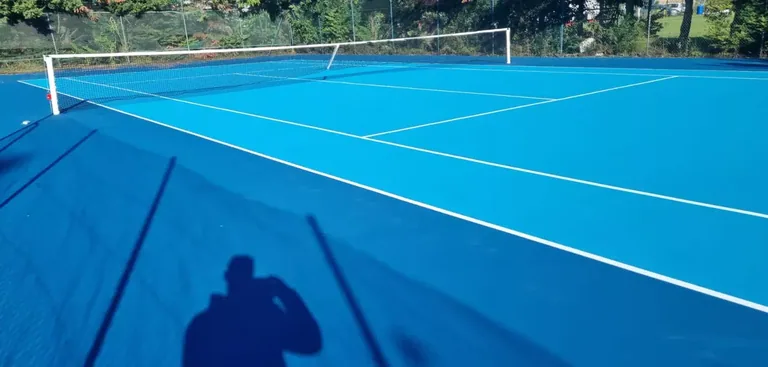 Court de tennis bleu vif aux lignes blanches neuves