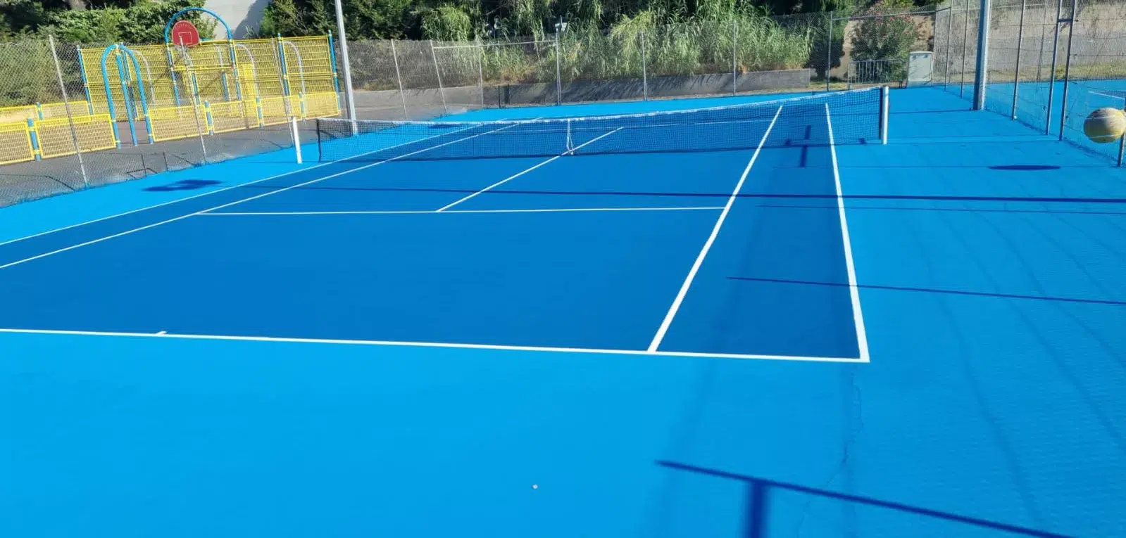 Court de tennis bleu vif d'un club
