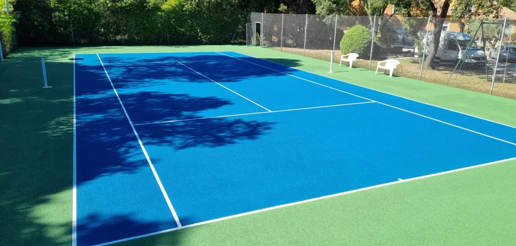 Court de tennis bleu vif et vert dans un club