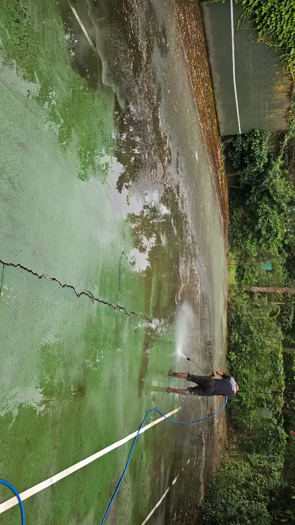 Court de tennis fissuré et encrassé avant rénovation