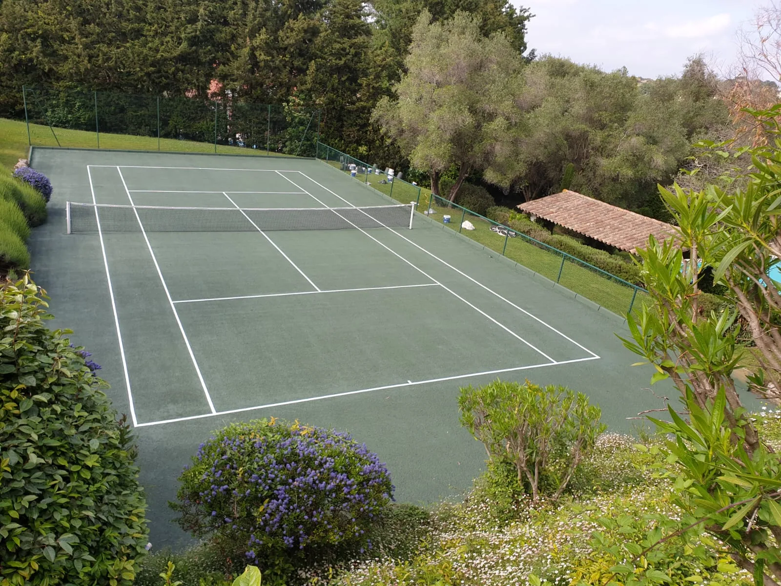 Court de tennis gris-vert vu en surplomb