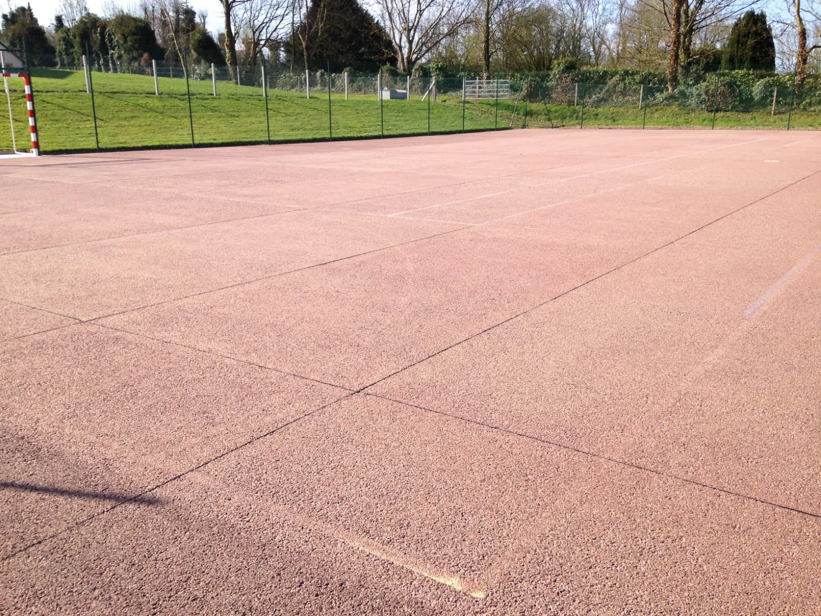 Court de tennis rose pâle avant remise en peinture