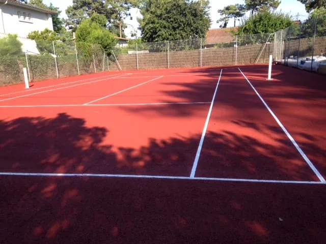 Court de tennis rouge aux lignes blanches neuves