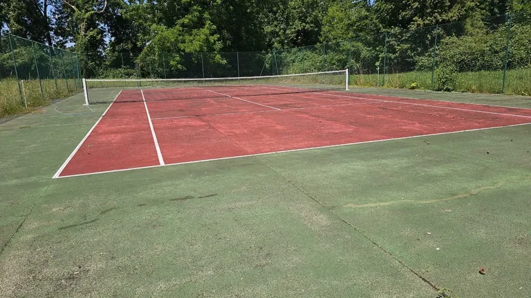Court de tennis rouge et vert d'un club