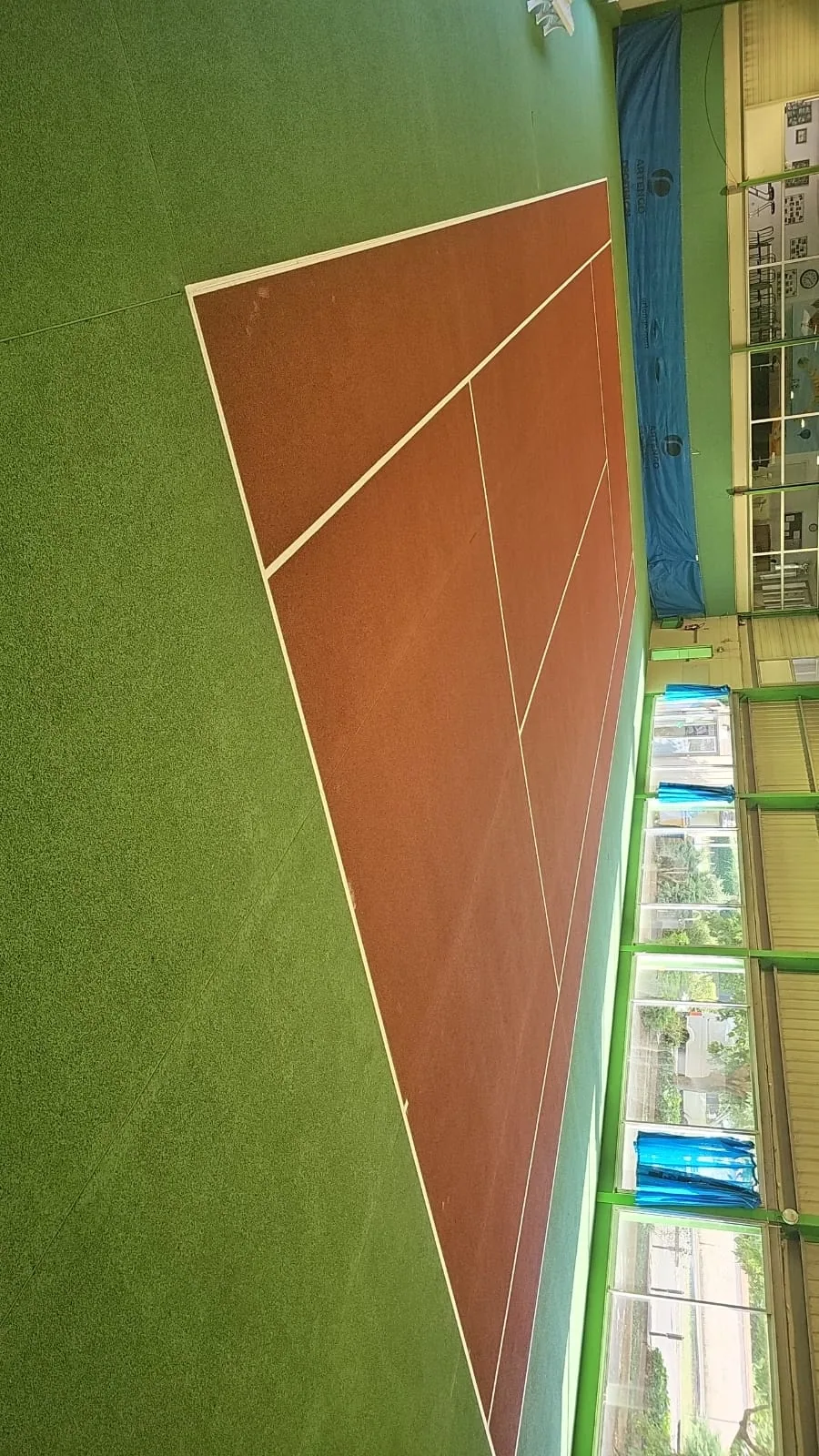 Court de tennis rouge et vert d'une résidence