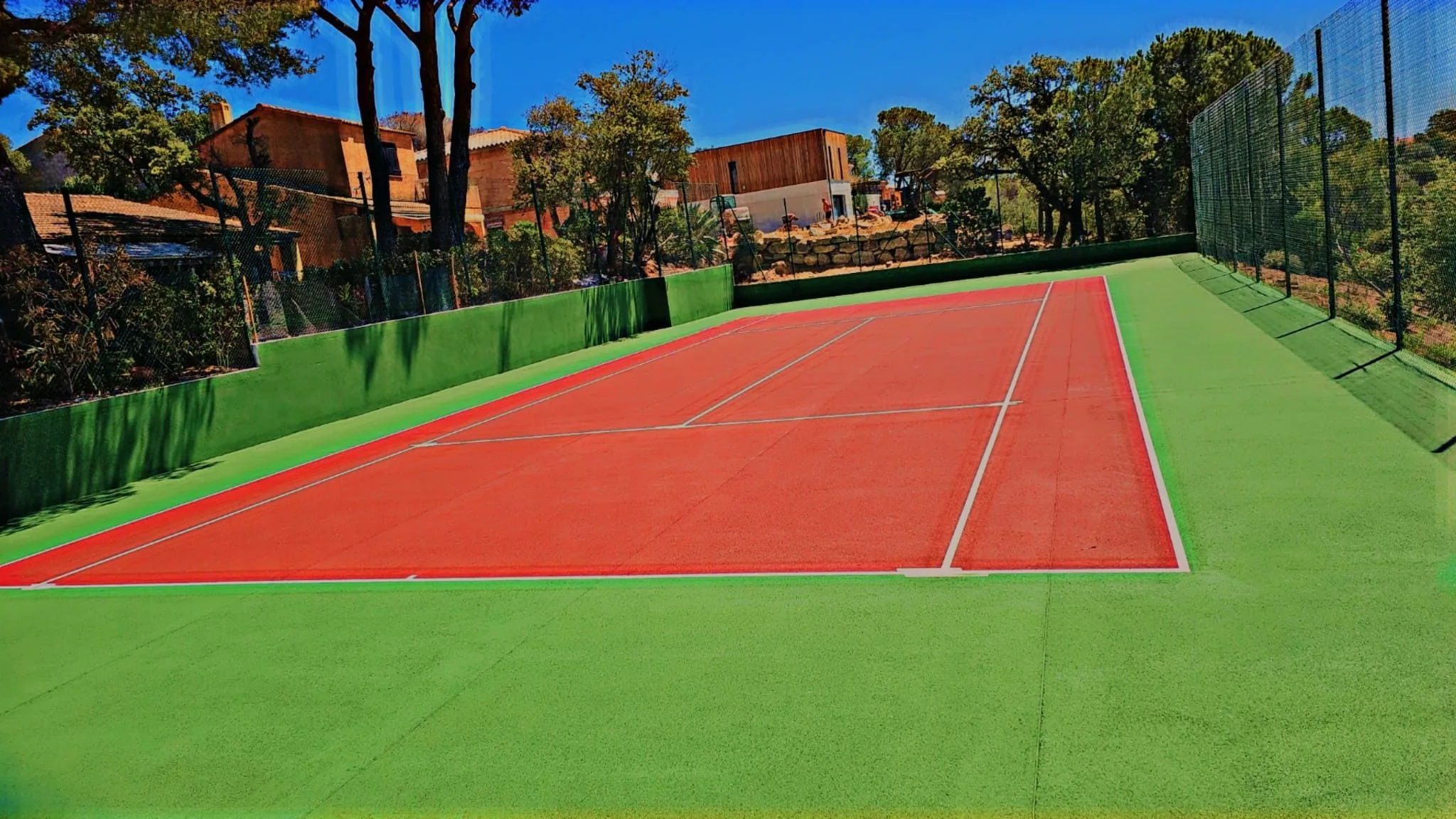 Court de tennis rouge et vert d'une résidence